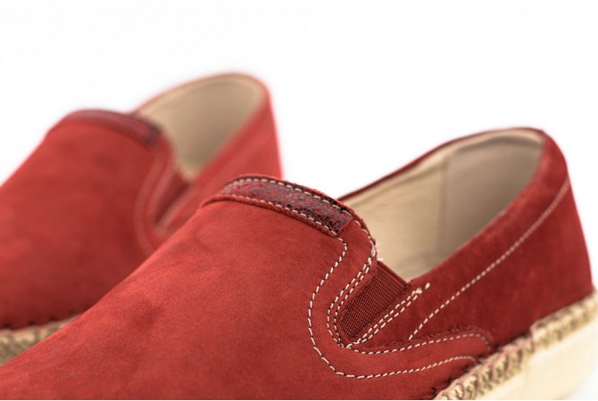 Női cipő gumival piros színben